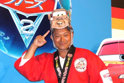 映画「カーズ2」日本語吹き替え版でメーター役を演じる山口智充。ジャパン・プレミアイベントにはメーターのかぶりもので出席した。