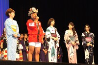 イベントの様子。山口智充（左から2人目）は、Perfume・あ～ちゃん（右から2人目）から「本当に黒いですね！」と驚かれていた。