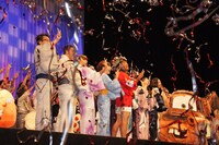 イベントのラストを特効テープが華々しく飾った。