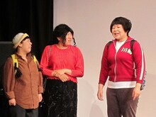 森三中。山登りに来た年齢不詳の女性3人。お菓子を出したり、服装にダメだしし始めたり、お喋りが止まらない。