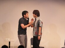 アンジャッシュ。借金取りの渡部に追われる児嶋は、その場をなんとか取り繕おうと、とんでもないウソをついていしまう。