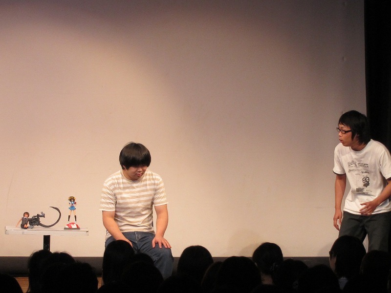 リトレイン。登校拒否で誕生日も家の中で遊ぶ少年。そこに友だちが見舞いに訪れる。