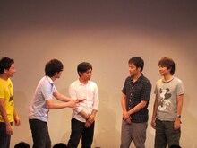 トークコーナーにはアンジャッシュが登場。「キングオブコント」予選の楽屋では大川原が「緊張しませんか？」と聞くと、「緊張してないよ」と言いながら児嶋の手が震えるという鉄板ネタが見られるそう。