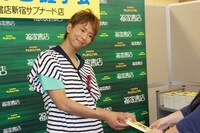 握手会には約200名のファンが参加。楽しんごは1人1人と朗らかに交流を楽しんだ。