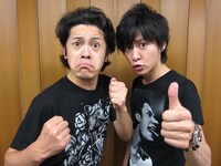 9月17日（土）、18日（日）に東京・北沢タウンホールにて「第5回流れ星単独ライブ『乱れ星』」を開催する流れ星。ちゅうえい（左）は先月6月に下呂温泉の観光大使に就任。さらに現在発売中の「月刊コロコロコミック」では2代目お菓子刑事にも就任。瀧上（右）はお菓子保安官のキャラを狙っている。