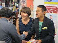 恐縮しながら挨拶をするぎこちないデンジャラス・ノッチと、丁寧にお礼を言いつつ笑顔で話を弾ませる嫁。