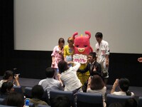 観客、マスコミ全員参加のフォトセッション。