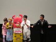 「イタい感じになってない？」と言いながらダブルピースの西野。