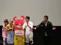 「イタい感じになってない？」と言いながらダブルピースの西野。