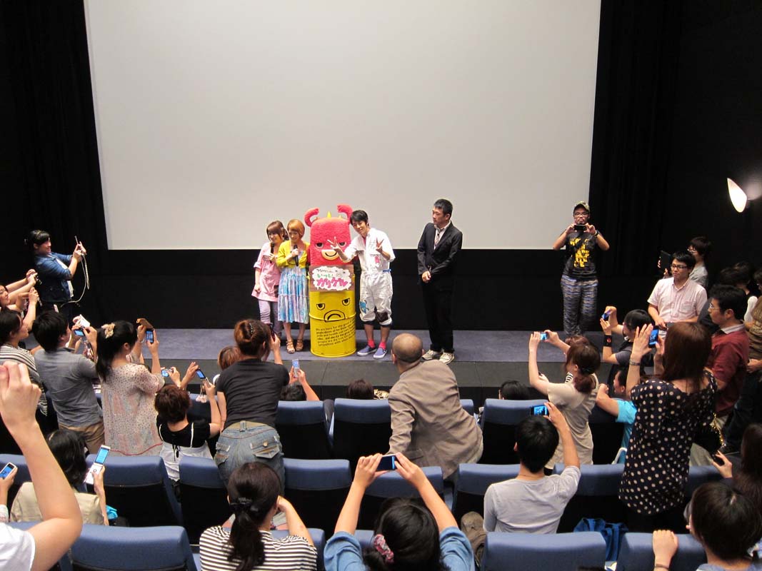 東京都内で行われたキングコング西野MCの関西ローカル番組「つながりファンタジー いつも！ガリゲル」（読売テレビ）無料上映会。プロデューサーのTwitterのつぶやきから実現した企画で、「みんなに焼きもちやかせよう」と撮影OKで大いに盛り上がった。