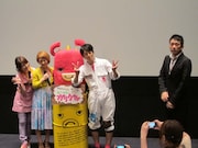 観客の「目線ください」もマスコミさながら。