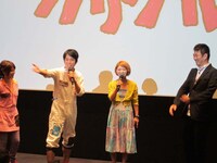 サプライズ登場した西野とAKINA。廊下に待機していたため遅れてきた観客の誘導をしながら登場を待っていたと語った。