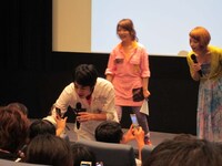 リアルタイムでイベントの様子をつぶやく観客。西野は観客のケータイからTwitterを確認し「なるほど」と納得。