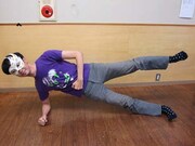 ここ半年、家で実践しているボディバランストレーニングを実演する大水。