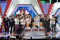 審査員はいつもの倍の200人。計量は3組ごとに行われた。(c)NHK