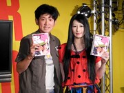 記者から「江古田ちゃんの顔」をリクエストされ、表情を変えた鳥居みゆき（右）。