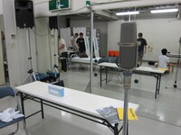 舞台「芸人交換日記」は現在稽古中。写真は稽古終了後の稽古場。漫才師に欠かせないアイテム38マイク、稽古用の日記などが置かれている。