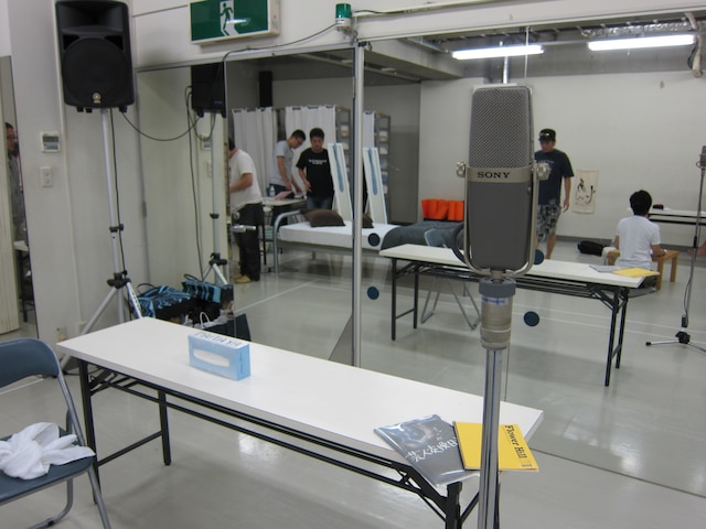 舞台「芸人交換日記」は現在稽古中。写真は稽古終了後の稽古場。漫才師に欠かせないアイテム38マイク、稽古用の日記などが置かれている。