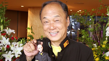 オリジナルドール「田山くん」と田山涼成。