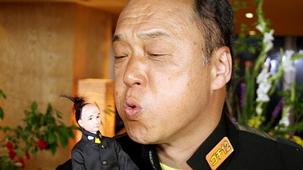 頭部に息を吹きかけると頭髪が揺れるギミックだ。