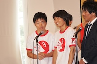 当日出演していた生放送「FNS27時間テレビ」から抜け出して会見に参加したジャルジャル。