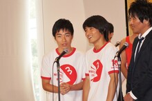 当日出演していた生放送「FNS27時間テレビ」から抜け出して会見に参加したジャルジャル。