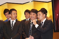 我が家。珍しくマイクを独占した谷田部（右端）は「トリオで優勝を」と意気込んだ。