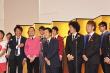 会見の一場面。島田紳助（中央）は、はりけ～んずが「認定漫才師」50組に入ったことにも触れていた。