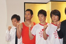 エルシャラカーニとジャルジャル。エルシャラカーニ山本（左から2人目）は、会見中「サンミュージックから来ましたエルシャラカーニです！」としきりにアピールしていた。