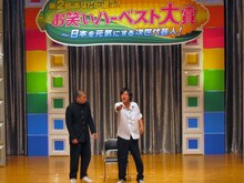 ケチン・ダ・コチン。クラスメイトを茶化す吉田は、転校生のけいたまんにも茶化すように命令。嫌がるけいたまんだがしぶしぶ……。けいたまんのパフォーマンスに会場は拍手喝采。