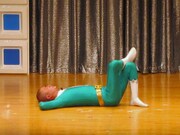 あばれる君。地球を守る5人組ヒーローのグリーン、しかしその実態は。決勝では小学生のネタで男性審査員たちの心を鷲づかみにした。