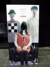 ラバーガール単独ライブvol.6「エマ」会場入り口に設置されている“顔はめパネル”。夏の思い出作りにぜひ記念撮影してみよう。