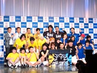 「目指せ！エメマンバトルCM出演！よしもと若手芸人 100組ネタバトル記者発表会」の模様。