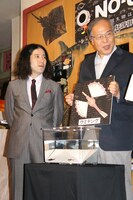 荒俣宏（右）の発案で、この水族館には底が斜めになっている水槽が設置されており、ピース又吉（左）も「見やすい！」と感嘆していた。