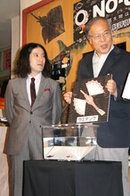 荒俣宏（右）の発案で、この水族館には底が斜めになっている水槽が設置されており、ピース又吉（左）も「見やすい！」と感嘆していた。