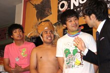 もう中学生、大西ライオン、佐久間一行、会見で進行を務めたピース綾部（左から）。