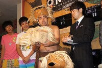 大西ライオン（中央）は「初代」と「4代目」のライオンの被り物を持参。初代の被り物には本家「ライオンキング」の出演者からサインをもらったという。現在被っているライオンは5代目。