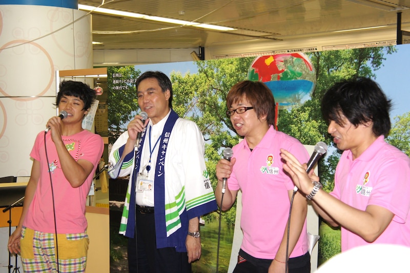 「涼しい夏旅 さわやか信州。～東京駅観光イベント～」に登場した長野県出身のもう中学生、長野県知事・阿部守一、「地元に住みます芸人」として長野に住むこてつ（左から）。