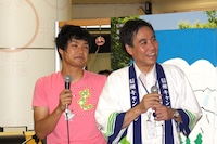 もう中学生と長野県知事・阿部守一（左から）。