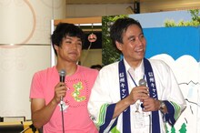 もう中学生と長野県知事・阿部守一（左から）。