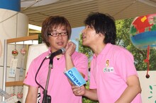 長野ネタを交えた漫才を披露する、信州観光宣伝部長のこてつ。