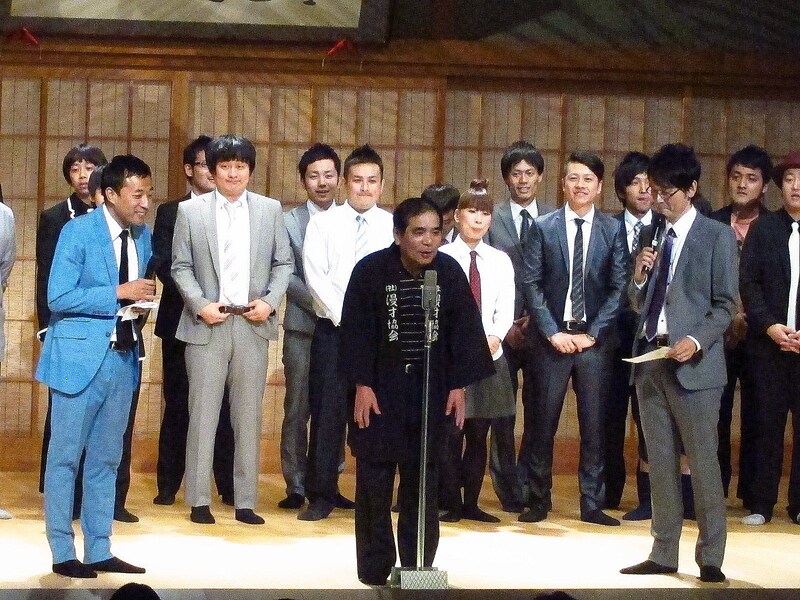 東京・国立演芸場にて開催された漫才協会主催の「第10回 漫才新人大賞」。漫才協会会長の青空球児からはお決まりの「ゲロゲーロ」の開会宣言が。