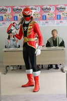 カッコよく記者会見に登場したゴーカイレッド。(c)吉本興業