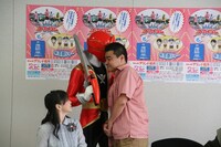 ゴーカイレッドは風邪で声がでないため川畑が通訳。(c)吉本興業