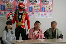 会見で一堂に会したゴーカイレッド、吉本新喜劇座長・川畑泰史、井上竜夫、未知やすえ。(c)吉本興業