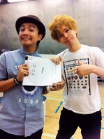 7月31日（日）から8月4日（木）まで東京・神保町花月にて上演される舞台「微熱」主演の御茶ノ水男子。しいはしジャスタウェイによる似顔絵プレゼントを実施する。