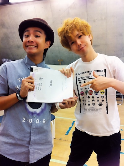 7月31日（日）から8月4日（木）まで東京・神保町花月にて上演される舞台「微熱」主演の御茶ノ水男子。しいはしジャスタウェイによる似顔絵プレゼントを実施する。