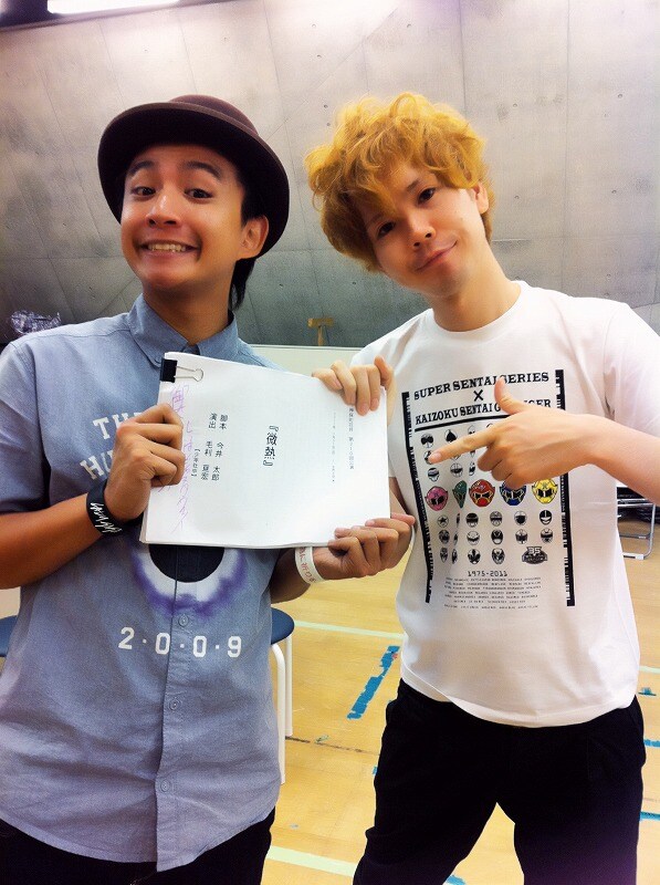 7月31日（日）から8月4日（木）まで東京・神保町花月にて上演される舞台「微熱」主演の御茶ノ水男子。しいはしジャスタウェイによる似顔絵プレゼントを実施する。