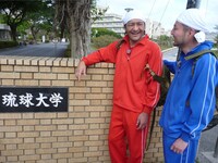 2人が知り合った母校・琉球大学。(c)テレビ朝日