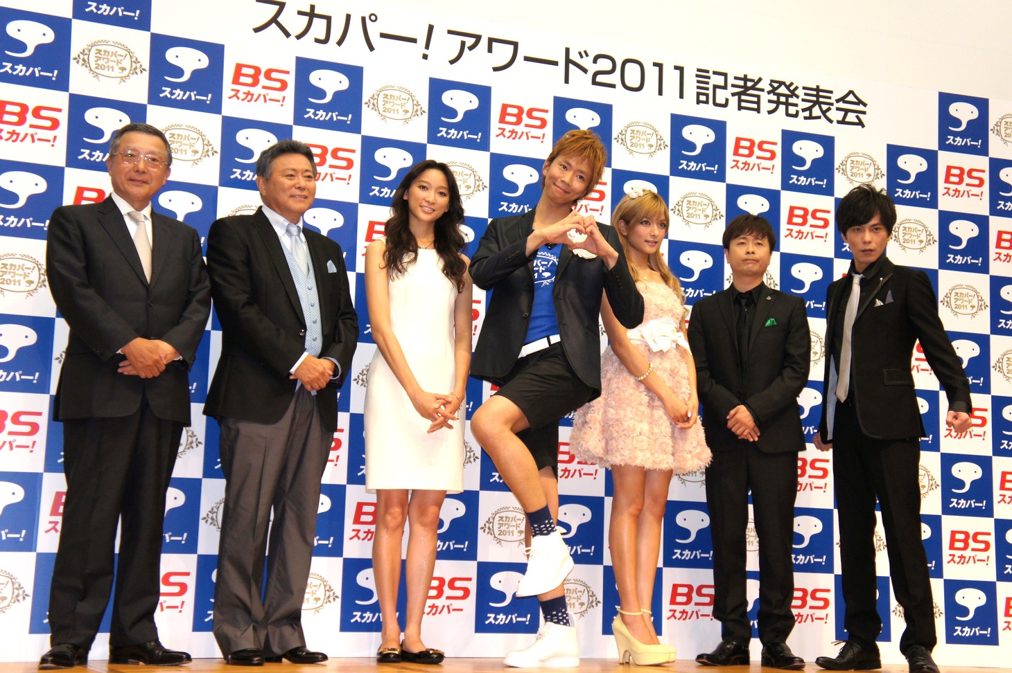 「スカパー！アワード2011」記者発表会に出席した（左から）スカパーJSAT株式会社・高田真治社長、小倉智昭、杏、楽しんご、ローラ、次長課長・河本、次長課長・井上。